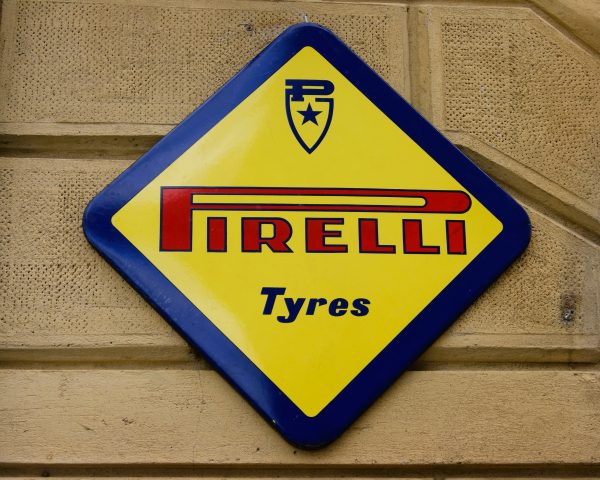 Insegna smaltata Pirelli
