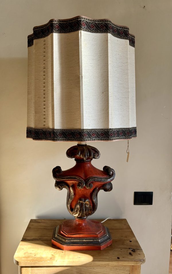 Lampada antica in legno